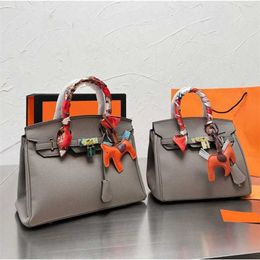 Fashion Designer Handbag Brand Tote Bag Women Luxurious Shoulder Bag Simple Leather Satchel Large Capacity Straps Are Delivered Randomly