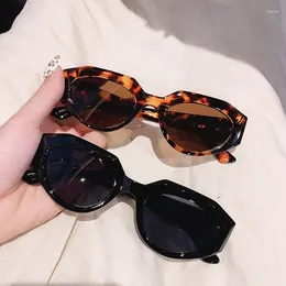 Sunglasses Vintage Designer Cat Eye Women Men Fashion Small Frame Cute Oval Rivet Sun Glasses UV400 Shades