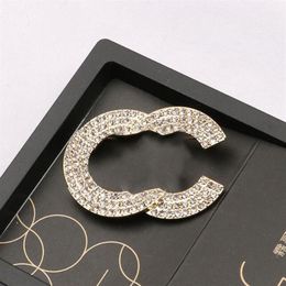 20style Letters Brooch Luxury Brand Design Women Small Sweet Wind Brooches Pearl Suit Pin Jewellery Clothing Decoration High Quality268z