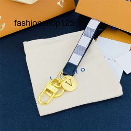 Jewelry Keychains Lanyards Love Gifts Lover Keychain Designer Brand Lanyards for Keys New Luxury Women Men Gold Leather Car Keychain Girls Bag Classic Pattern Lanya