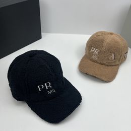Minimalist Soft Top Baseball Hat Designer Black Brown Letter Embroidered Pattern Couple Casual Hat Winter Shake Fleece Hat Adjustable Hat
