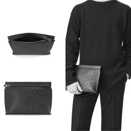 Cowhide leather T pouch series handbag Bolso de la serie t pouch de cuero de vaca Designer handbag underarm bag Multifunctional top zipper pocket 11038