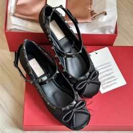 Valentine Designer Satin Tone-on-tone Heels Ballerinas Shoes Studs Buckle Ballet Shoes Women's Bow Rivet Flat Bottom Shallow Silk Shoes Heel Yy4vl