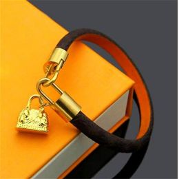 2022 Top Paris Charm Bracelets Men Woman Designers Wristpaper Leather Flower Pattern Bracelet Pearl Jewellery with box305U