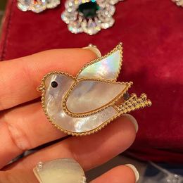 Elegant pigeon brooch designer Butterfly vintage pins fashion broche large beads mother of pearl Agate female clothes suit alloy brooches for hats scarf 2.5x3.8cm