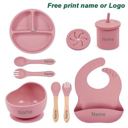 Cups Dishes Utensils 8PCS/Set Baby Silicone Sucker Bowl Plate Cup Bibs Spoon Fork Set Personalised Name Round Dining Plate Kids Feeding Dish BPA Free 231006