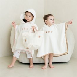 Towels Robes Cartoon Hooded Baby Towel Baby Bath Towel Cotton Robe Baby Shower Baby Bathrobe Unisex Swimming Beach Towels 59*62cm 231006