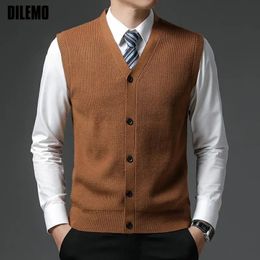 Men's Sweaters Level 4 Super Antipilling Top Grade Pleuche Winter V Neck Woolen Fashion Brand Knit Cardigan Casual Sweater Vest Sleeveless 231010