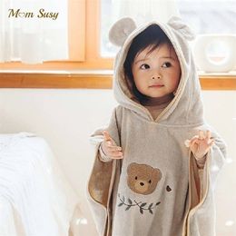 Handelsrockar födda Baby Boy Girl Button Bathrobe Thandduk 100% Cotton Spädbarn Toddler Child Cartoon Hooded Bathrobe Cloak 231006