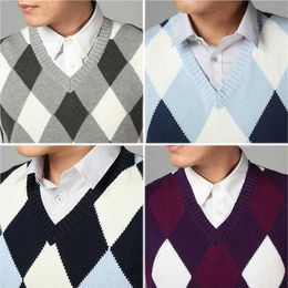 2018 Fashion Design V Neck Male Waistcoat Knitted Vest Men Sleeveless Sweater Argyle Pattern Pink Purple Grey Navy267v