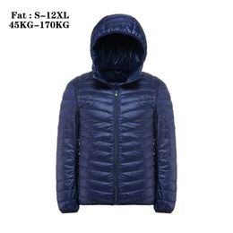 Piumino da uomo oversize 11XL 12XL Giubbotti primaverili da uomo Piumino ultraleggero da uomo di qualità Piumino portatile con cappuccio da uomo in piumino d'anatra bianca al 90% 231010