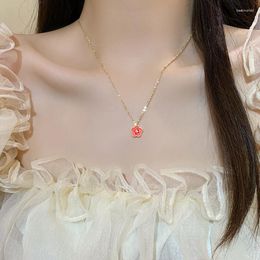 Pendant Necklaces Retro French Peach Blossom Necklace For Girls Versatile Design Collar Chain Temperament Personality Neckchain Jewelry