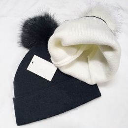 Fashion Knitted Beanie For Woman Designer Flanging Black Beanies Warm Winter Pom Pom White Designer Hat 3 Colors