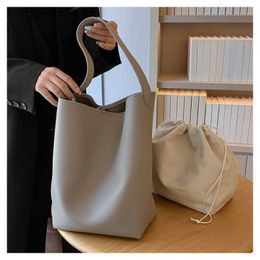 Shoulder Bags Small Water Bucket Bag for Women New Versatile Large Capacity Tote Popular on the Internet Fashion Commuter