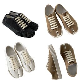 Maisons margiela tabi gündelik ayakkabı kadın tasarımcısı tabi ayakkabı erkek ayakkabı tabi spor ayakkabılar yaz dantel yukarı ayakkabılar klasik beyaz deriler unisex moda çiftler stil boyutu 35-45