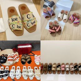 chinelos de grife sliders slides sandálias amadeiradas flat mule A assinatura O da Maison adorna a sola interna O design fácil torna este flat um verão essentia real madrid