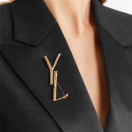 Gold Women Brooch Luxury Designer Jewellery With Letters Casual High Quality Mens For Gifts Business Ladies Party262e