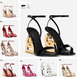 Berühmte Marke Frauen Keira Patent Leder Sandalen Schuhe Poliertes Kalbsleder Überzogene Carbon Ferse Rot Schwarz Weiß Party Hochzeit Kleid Dame zu Fuß Eu35-43 20 76