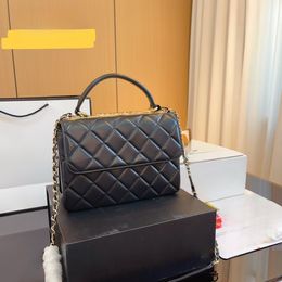 The new handle, lid, chain, single shoulder crossbody bag, with its luxurious and noble appearance, has become the hottest work of the moment
