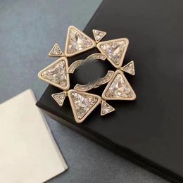 Simples carta pinos broche de luxo designer jóias para mulheres incrustadas cristal strass ouro broches masculino marca clássica peito cachecol terno vestido festa ornamento