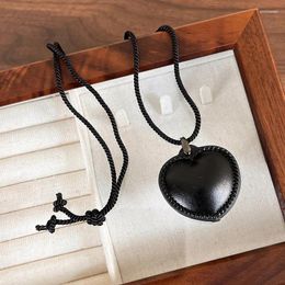 Pendant Necklaces Girl Necklace Simple Korea Style Black Leather Heart Autumn Winter Sweater Chain For Fashion Women Jewelry Accessories