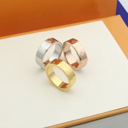 Anel de designer feminino banhado a ouro 18K banhado a prata aço inoxidável amor joias de casamento anéis finos escultura tamanho do anel de dedo: 6/7/8/9 com caixa