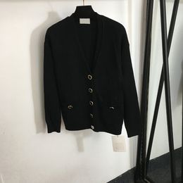 Maglioni a maniche lunghe con scollo a V Cappotto di lana di lusso femminile Lettere di personalità Maglione ornamentale Maglione cardigan classico