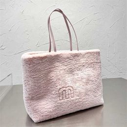 Plush Totes Designer Tote Bags Women Luxury Handbag Hairy Shoulder Shopping Bag Classic Letters Print Fluffy Bag Purses 220927