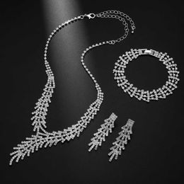 Fashion Banquet Dress Jewelry Set Versatile Brilliant Claw Chain Rhinestone V-shaped Necklace Earstuds Wedding Photography Accessories 231015