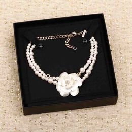 2023 Luxury quality charm pendant necklace with white flower shape design diamond in 18k gold plated have stamp box PS4642A