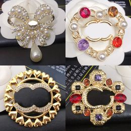 Broochs Pins Womens Brooches Gold Plated Sier Designer Brand Letters Inlay Crystal Pearl Jewellery Charm Pin Classics Marry Wedding nice