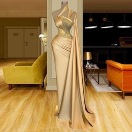 2023 Guld Arabiska aftonklänningar bär vintage sjöjungfru en axelkristallpärlor Prom Dress Formal Party Second Reception klänningar
