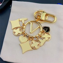 Hängen Key Chain Mens Carabiner Keychains Car Keyring Designers Keychain Female Påsar Decoration Letter Flower V Keys Ring 779