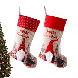Calzino natalizio rosso, calzini decorativi, borsa regalo sul comodino, decorazioni natalizie