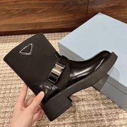 Stivaletti in pelle di vitello nera con logo triangolare Punta tonda tacco medio a blocco Stivaletti slip-on designer di lusso Casual Scarpe da donna di alta qualità Calzature di moda