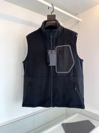 2023 New Brand Mens Vest 패션 포켓 스티칭 디자인 아시아 크기의 검은 양털 조끼 고품질 고급 디자이너 조끼