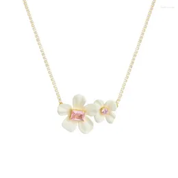 Pendant Necklaces Fashionable And Elegant White Iris Flower Necklace Small High Sense Collar Chain Super Immortal Forest Neckchain