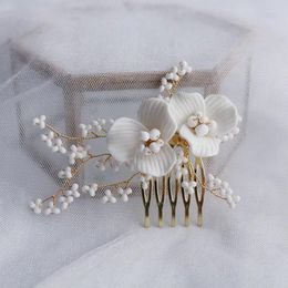 Hair Clips Handmade Beaded Simple White Flower Comb Pearl Bridal Headdress European Ceramic Wedding Ball Female Jewellery