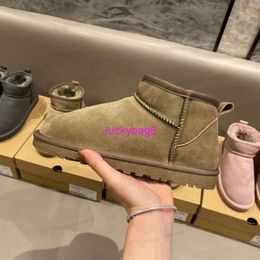Hot AUS Boots Classical Short Mini Women keep Warm Boot Man Womens Plush Casual Warms Booties Shoes Chestnut Free Transshipment UGGsity slippers 658essG