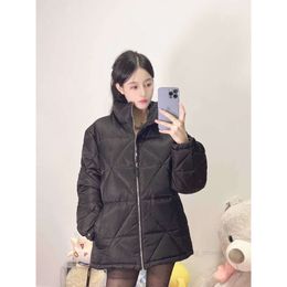 Winter men and women's same diamond shaped down jacket, imported sewing three-dimensional diamond grid line line process, create texture 3D three-dimensional effect.