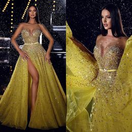 Abiti da ballo a trapezio brillanti Gioiello senza maniche Applicazioni di perline Cintura con spacco laterale in tulle senza schienale Abito da cerimonia su misura Plus Size Vestido De Noite