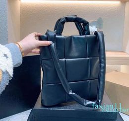 he tote Women Large-capacity Designer Handbags Padded Bag Black Leather Handbag Classic Logo Design Shopping Bags Crossbody Bag Purses