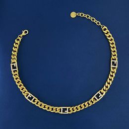 Fashion Luxury Women Gold Necklace Classic Square Coarse Flat Chain Smooth Diamond Inlay Design Versatile Charm Designer Cool High Grade Lady Jewelry Pendant