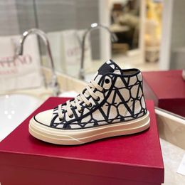 Designers' new casual shoes, tennis shoes, low top and high top letters, high quality sports shoes, beige canvas tennis shoes, luxurious fabric trims, platform shoes.