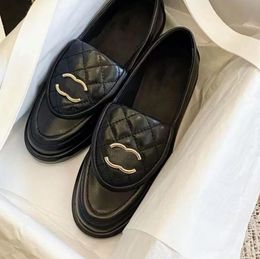 Дизайнерские модельные туфли Lady Loafer Модные кожаные универсальные маленькие кожаные туфли Высококачественные женские туфли с металлической пряжкой на одной ноге