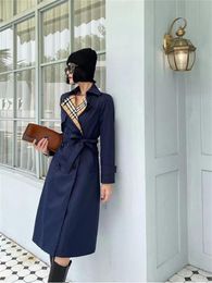 2023 Herbst/Winter Neuer britischer Stil einfarbig mit kariertem Innendorf Mittellanger Mantel Mantel für Frauen M-3XL