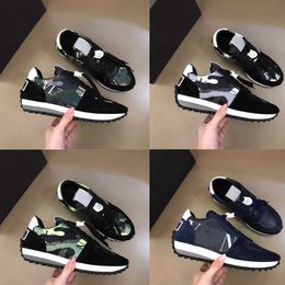 Designer Colour matching camouflage shoes, sports shoes, tennis shoes, rubber-soled military spikes, three-layer thick-soled men's shoes and army fans' running shoes.