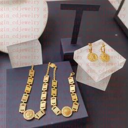 Fashion Designer Necklace V Letter Pendant Banshee Medusa Head 18K Gold Plated Womens VE1255G