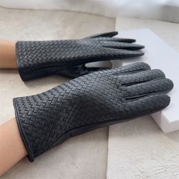 23 Designer Sheepskin Gloves Woman Luxury B Cape Glove Black Winter Warm Woven Gloves Fashionable Brand Gants M L Sizes Ladies Guanto