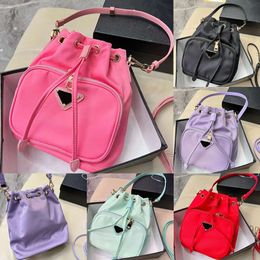 Tasarımcı Fashoin Crossbody Bags Drawstring Buck Bag Luxurys Çanta Tote Çantalar Marka Naylon Omuz Çantaları Modaya Giden Kadın Cüzdan Cüzdan Pembe Çapraz Vücut Sırt Çantaları